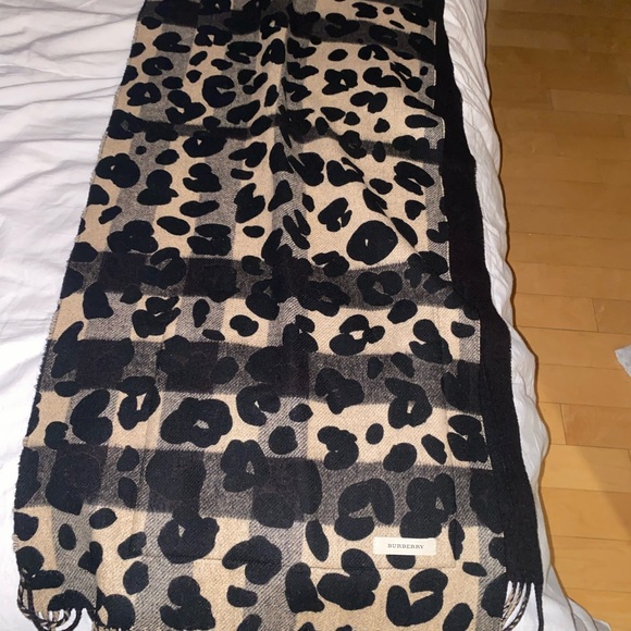 Limited edition Burberry merino wool reversible animal print scarf - Picture 3 of 3
